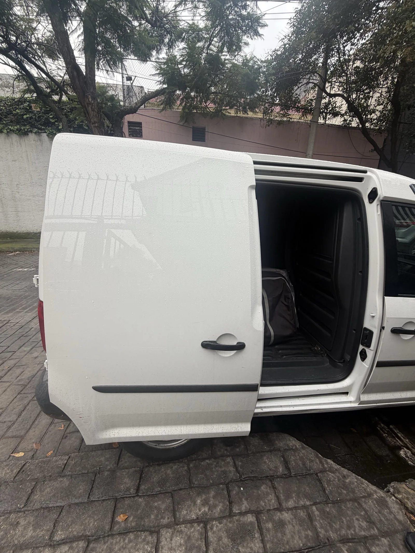 Camioneta de The Nomad Baby abierta, lista para salir a entregar