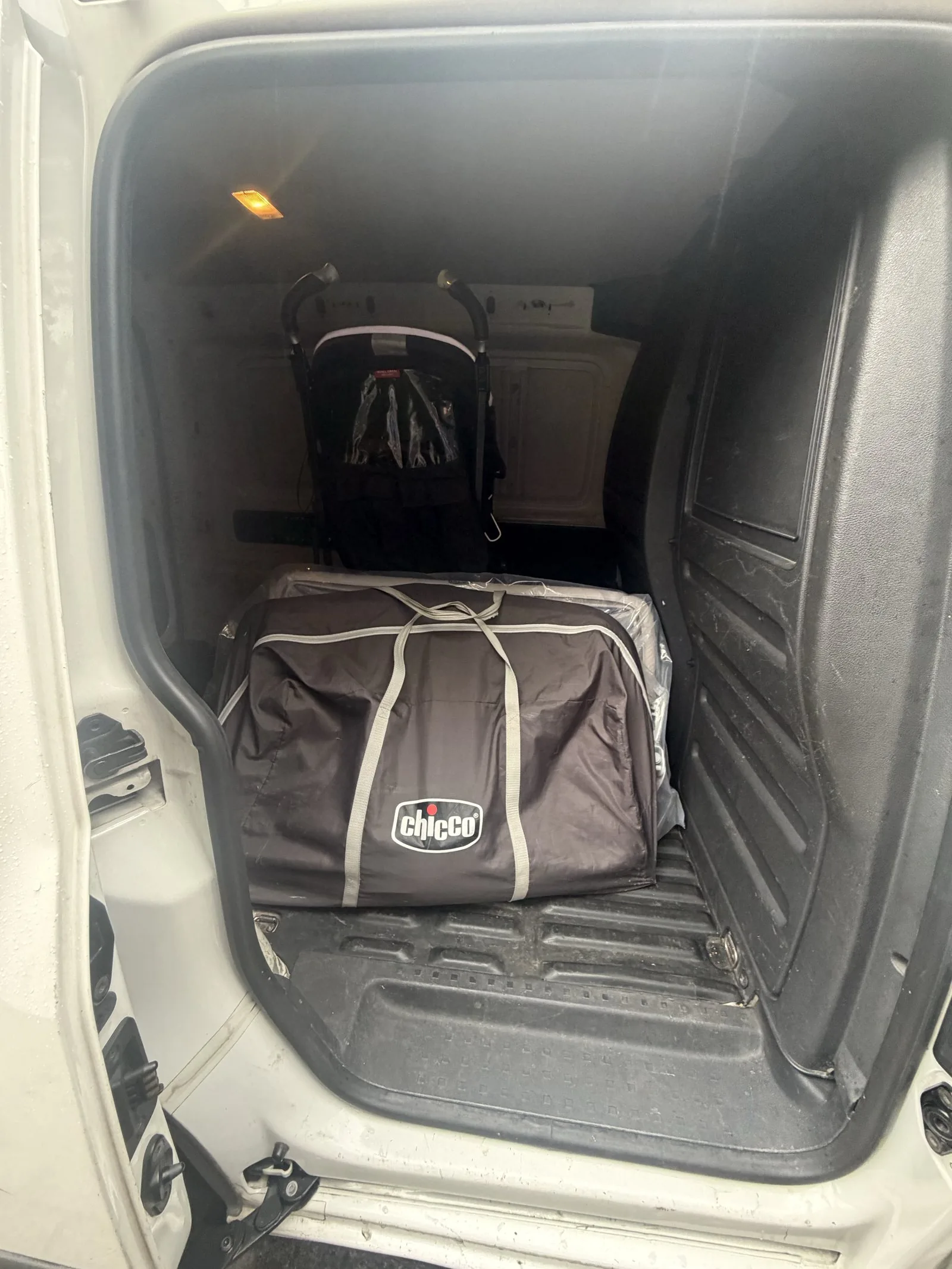Cuna empacada en la camioneta de reparto
