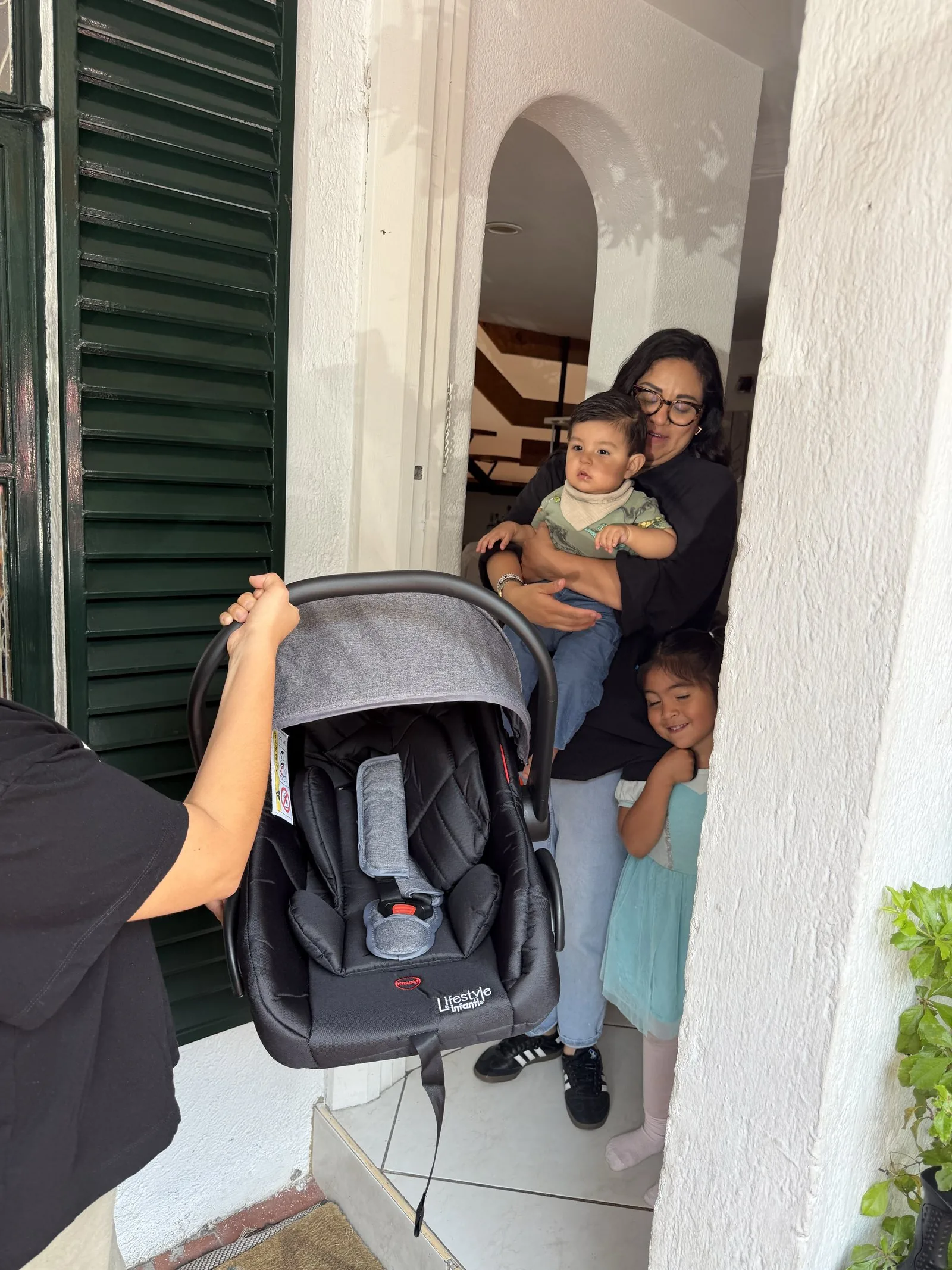 Entrega de una silla de auto en la puerta del alojamiento