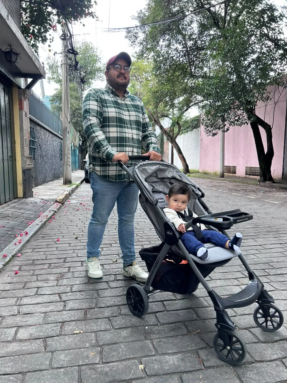 Paseando a un bebé en una carriola de The Nomad Baby por una calle de la Ciudad de México